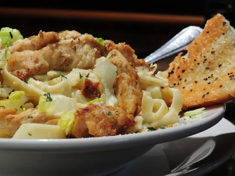 Chicken fettuccine alfredo with garlic bread